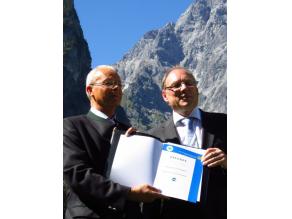 LfU-Präsident Claus Kumutat (rechts) und der Leiter des Nationalparks Berchtesgaden, Dr. Michael Vogel