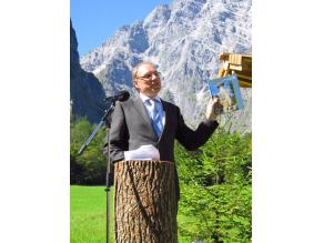 LfU-Präsident Claus Kumutat präsentiert den Band 'Hundert Meisterwerke – Die schönsten Geotope Bayerns' LfU-Präsident Claus Kumutat präsentiert den Band 'Hundert Meisterwerke – Die schönsten Geotope Bayerns'