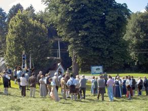 Festgesellschaft auf Wiese vor dem Geotop Findling Steinwies