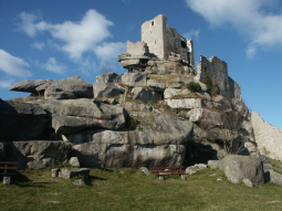 Ruine auf dem Felsen aus großen Granitfelsblöcken.