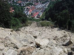 Blick von oben auf den abgerutschten Teil des Hanges mit Felsbrocken