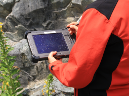 Geologe mit einem Tabletcomputer im Gelände