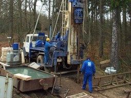 Bohranlage an einem Wald