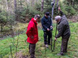 Versenken der Sprengkapsel im vorgebohrten Bohrloch und Einmessen des Schusspunktes mit differenziellem GPS-Gerät.