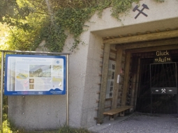 Stolleneingang mit Infotafel Stolleneingang mit Infotafel