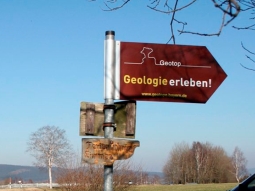 Hinweisschild 'Geologie erleben' auf ein Geotop