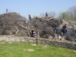 Die Jugendfeuerwehr Flintsbach mit Schläuchen im Einsatz