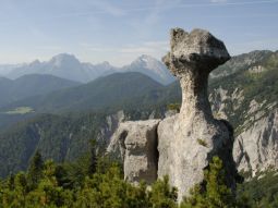 Kopfförmiger Felsen vor Bergkulisse Kopfförmiger Felsen vor Bergkulisse