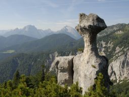 Kopfförmiger Felsen vor Bergkulisse