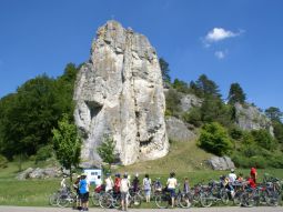 Radfahrer im Altmühltal informieren sich an der Schautafel über den Burgstein