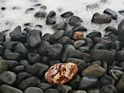 Rhyolith-Geroell am Strand von Canneto-Lipari