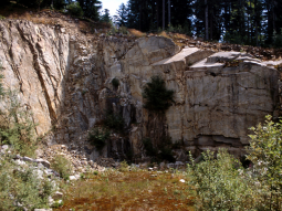 Blick auf die Felswände eines Steinbruchs