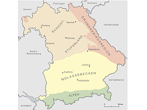 Karte mit den Umrissen von Bayern, die in 4 unterschiedliche Farbbereiche aufgeteilt ist. Jeder Farbbereich weist eine andere Geologie auf.
