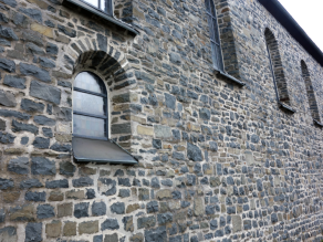Die Außenwand der Kirche besteht aus Grauwacke.