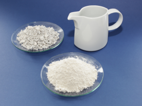 Kaolin-Roherde aus Mittlerem Buntsandstein, aufbereiteter Kaolin-Rohstoff und Endprodukt Porzellankanne.