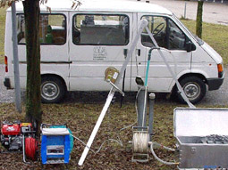 Entnahme von Wasserproben aus einer Grundwassermessstelle und Messung von Geländeparametern (zum Beispiel Temperatur, pH-Wert, Sauerstoffgehalt) mit Feldmessgeräte am Laborbus