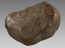 Meteorit mit brauner bis schwarzer, dünner Schmelzkruste