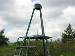 Kamera des Feuerkugelnetzes bei Daun in der Eifel. Die eigentliche Kamera befindet sich oben und ist auf die Halbkugel in der Mitte gerichtet.