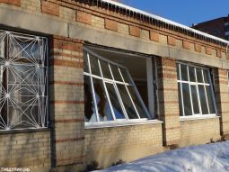 Ein großes Fenster ist in das Gebäude eingedrückt