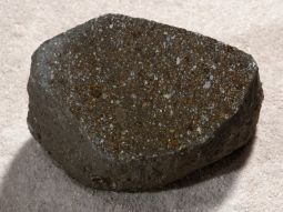 Dunkles Gesteinsstück (Steinmeteorit)