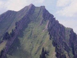 Die senkrecht verlaufenden Felsrippen treten am Berghang heraus.