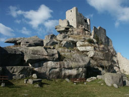 Ruine auf dem Felsen aus großen Granitfelsblöcken