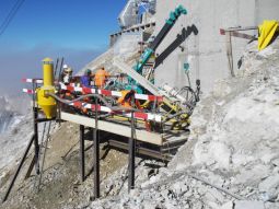 Der Fels im Gipfelbereich der Zugspitze wird mit einem Bohrgerät durchbohrt