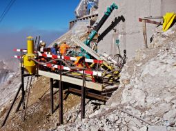 Am Felsen der Zugspitze ist eine Arbeitsplattform befestigt, auf der gebohrt werden kann