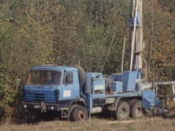 Ein Bohrgerät, auf einem Lastwagen montiert, im Einsatz