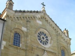 Kirchenfassade aus teilweise unterschiedlich farbigen Gesteinsblöcken