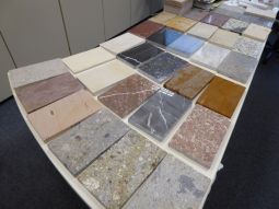Tisch mit Musterplatten der unterschiedlichen Materialien