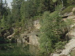 See in einem aufgelassenen Teil des Steinbruchs