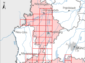 Kartenausschnitt des südöstlichen Bayerns. Speziell die Planungsregionen Augsburg im Zentrum der Karte, Allgäu im Südwesten und Oberland südlich von München bei Garmisch-Partenkirchen. Entlang der Flüsse Loisach im südöstlichen und Wertach im südwestlichen Teil der Karte, sowie des Lechs im Zentrum wurde ein Raster eingezeichnet. Dieses Raster umfasst die Einzugsgebiete der drei Flüsse und stellt das bevorzugt bearbeitete Projektgebiet dar. Jede Rasterzelle steht für eine topographische Karte im Maßstab 1:25000.