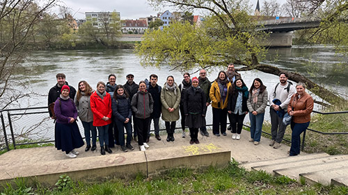  Gruppenfoto mit den Teilnehmerinnen und Teilnehmern eines Netzwerktreffens.