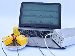 Messsystem zur Erfassung von Erschütterungsimmissionen bestehend aus einem Messcomputer mit Mess- und Auswertesoftware, Verstärker und einem dreifachen Messaufnehmer mit Geophonen für die drei Raumachsen (x, y und z)