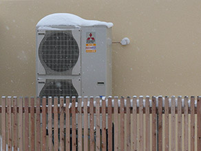 Abbildung einer Luft-Wärmepumpe, die in einem Garten aufgestellt wurde