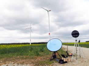 Messgeräte des Bayerischen Landesamtes für Umwelt für Schallpegelmessungen an Windenergieanlagen