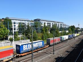 Eine Lärmschutzwand aus Glas schützt die Wohnbebauung vor dem Schienenverkehrslärm.