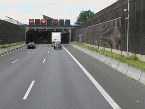 Die Fahrbahn verläuft vor Eintritt in den Tunnel in einem Geländeeinschnitt.