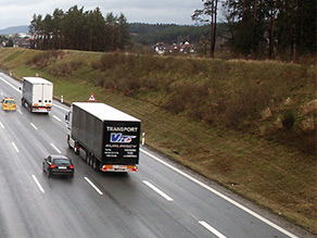 Begrünter Lärmschutzwall direkt neben der Autobahn.