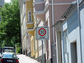Geschwindigkeitsbeschränkung auf 30 km/h zur Verkehrsberuhigung in einer Wohnstraße.