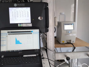 Innenansicht der Messtation mit Messgeräten zur Erfassung der UFP-Anzahlgrößenverteilung, UFP-Gesamtanzahlkonzentration, Feinstaubmassen- und Rußkonzentration.