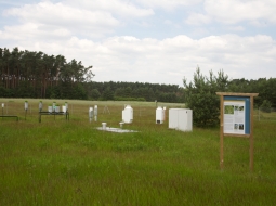 Dauerbeobachtungsstation mit Messgeräten und Bioindikatoren zur Schadstofferfassung