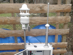 Auf dem Foto ist ein mobiles Messgerät zur Erfassung der Partikelanzahlkonzentration mit offener Gehäusetür abgebildet. Rechts oben auf dem Gehäuse befindet sich die Probenahmeeinrichtung und auf der linken Seite des Gehäuses sind an einem Stab Sensoren zur Erfassung meteorologischer Parameter zu sehen.