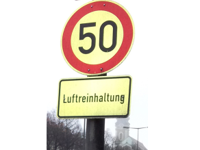 Verkehrsschild mit der Beschränkung der zulässigen Höchstgeschwindigkeit auf 50 km/h, versehen mit dem Zusatzzeichen Luftreinhaltung.