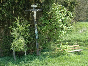 Feldkreuz mit Bank am Wegrand