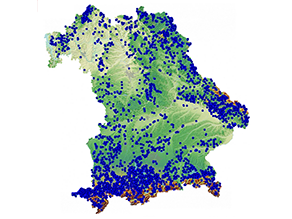 Die Graphik zeigt eine Bayernkarte mit Fundorten in Form von Punkten, an denen der Mädesüß-Perlmutterfalter bisher nachgewiesen wurde. Die Art ist in ganz Bayern verbreitet, jedoch ist im südbayerischen und ostbayerischen Raum eine deutliche Häufung der Nachweise erkennbar.