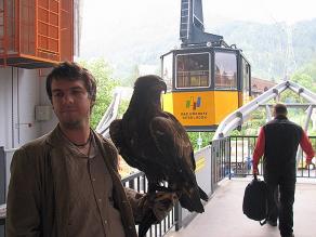 An der Talstation kurz vor dem Einstieg in die Seilbahn.