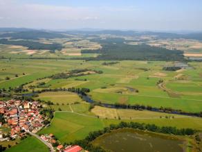 Das Luftbild zeigt einen Ausschnitt der offenen Wiesenlandschaft der Regentalaue zwischen Cham und Pösing.