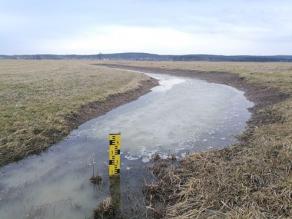 Wassergraben mit abgeflachten Ufern